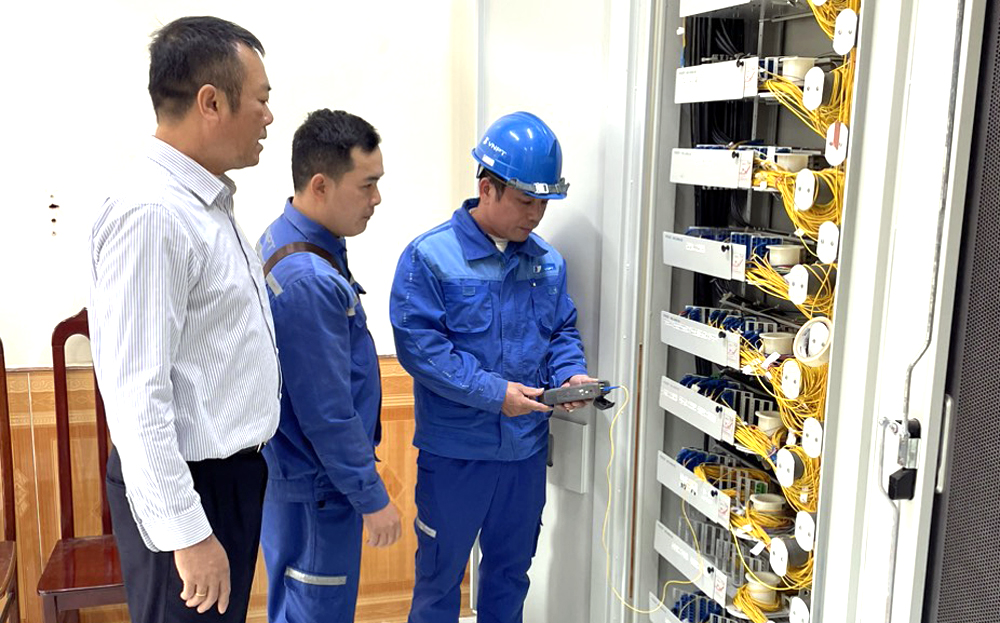 Nhân viên kỹ thuật VNPT Lục Yên kiểm tra hạ tầng mạng phục vụ chuyển đổi số