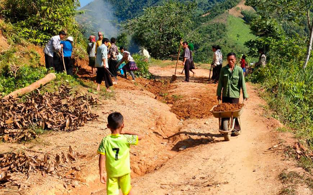 Nhân dân thôn Khe Lóng 3 đào đắp nền đường để bê tông hóa đường nông thôn.