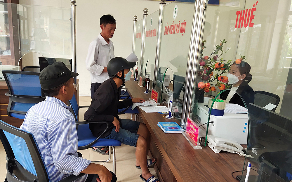 Công dân đến giải quyết thủ tục hành chính tại Bộ phận Phục vụ hành chính công huyện Mù Cang Chải.