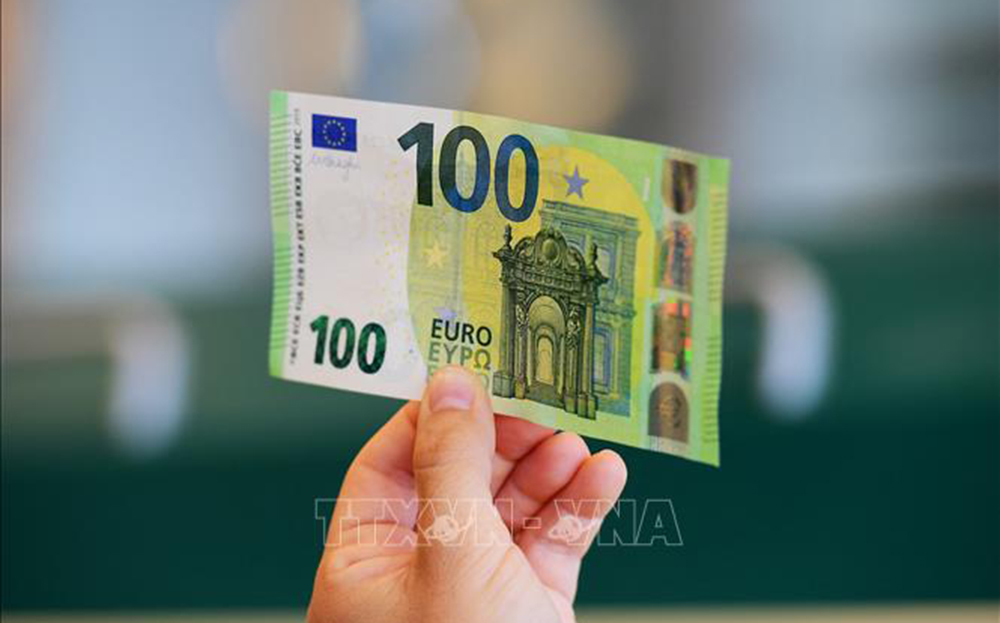 Đồng tiền mệnh giá 100 euro tại Rome, Italy.