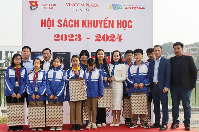 Các em học sinh có hoàn cảnh khó khăn trên địa bàn thành phố Yên Bái được nhận quà tại Triển lãm “Hội sách khuyến học”