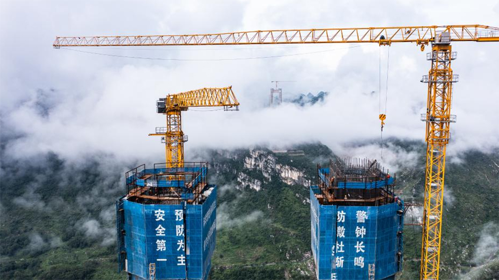 Bức ảnh chụp từ trên không này cho thấy công trường xây dựng cây cầu hẻm núi lớn Huajiang ở tỉnh Quý Châu phía tây nam Trung Quốc, ngày 2/8/2023.