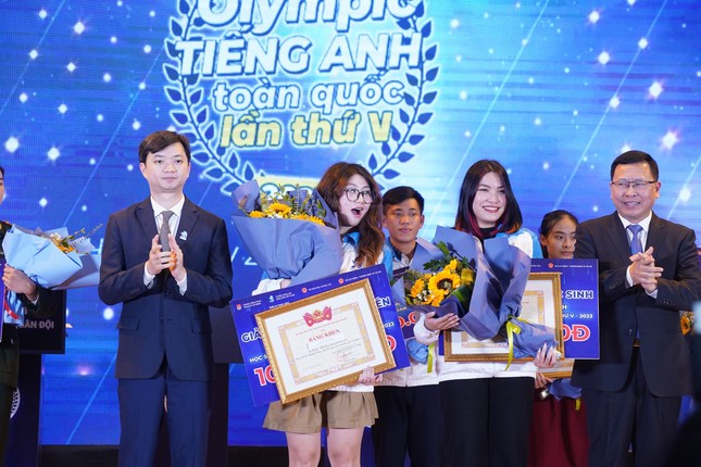 Anh Nguyễn Minh Triết - Bí thư T.Ư Đoàn, Chủ tịch T.Ư Hội SVVN trao giải Nhất cho 2 thí sinh xuất sắc nhất Hội thi.