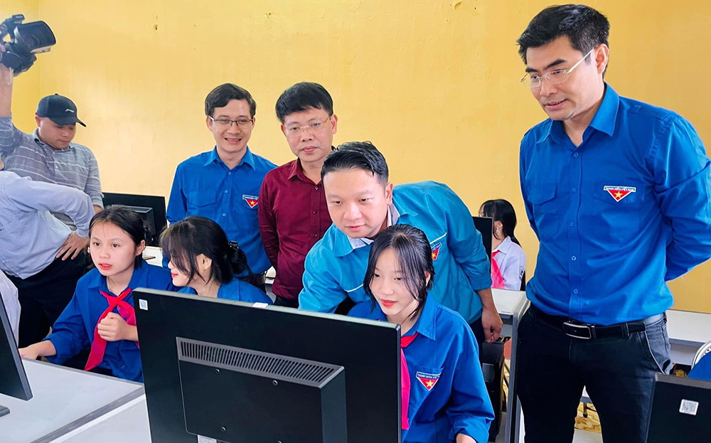 Lãnh đạo Tỉnh đoàn Yên Bái hỗ trợ học sinh sử dụng máy vi tính, ứng dụng công nghệ thông tin trong trường học tại huyện Lục Yên.