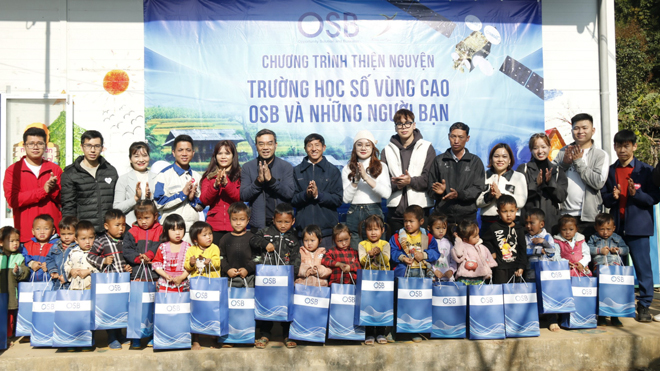 Đại diện lãnh đạo Công ty cổ phần Đầu tư và Công nghệ OSB trao quà cho các cháu học sinh tại điểm trường Háng Á, xã Hồ Bốn, huyện Mù Cang Chải.
