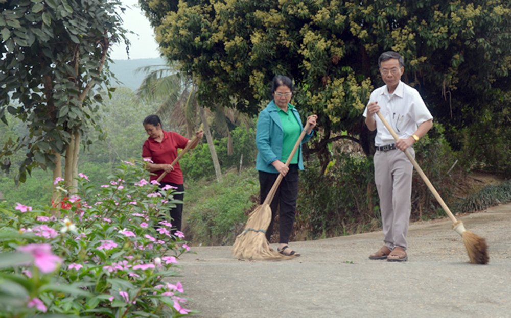 Phong trào quét dọn đường làng, ngõ xóm, giữ gìn vệ sinh môi trường giờ đã trở thành việc làm thường xuyên của mỗi người dân Yên Bình.