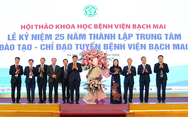Phó chủ tịch UBND tỉnh Yên Bái Vũ Thị Hiền Hạnh tặng hoa chúc mừng kỷ niệm 25 năm Ngày thành lập Trung tâm Đào tạo - Chỉ đạo tuyến, Bệnh viện Bạch Mai.