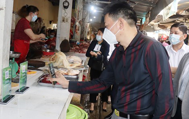 Tiểu thương tại chợ Minh Tân áp dụng phương thức kinh doanh không dùng tiền mặt.