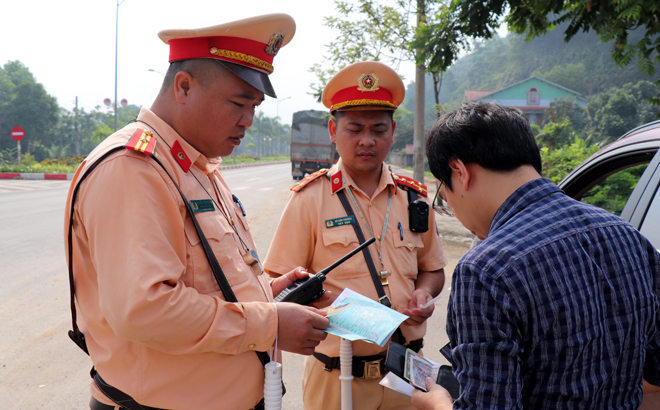 Lực lượng cảnh sát giao thông, Công an thành phố Yên Bái kiểm tra các phương tiện vi phạm lỗi tốc độ trên tuyến đường Nguyễn Tất Thành. Ảnh: Báo Yên Bái
