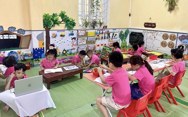 Giờ học trải nghiệm của các em nhỏ Trường Mầm non Bông Sen, thành phố Yên Bái.