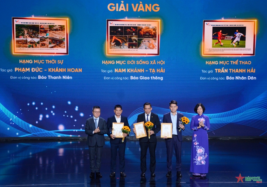 Ban tổ chức trao giải cho các tác giả đoạt giải vàng.