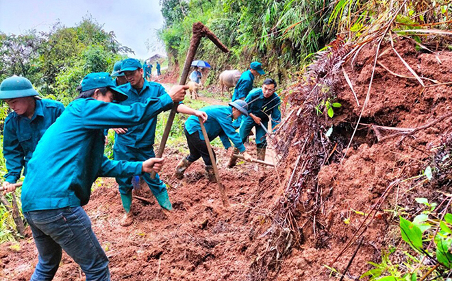 Lực lượng dân quân giúp dân khắc phục hậu quả trận mưa lũ ngày 5/8/2023 tại huyện Mù Cang Chải