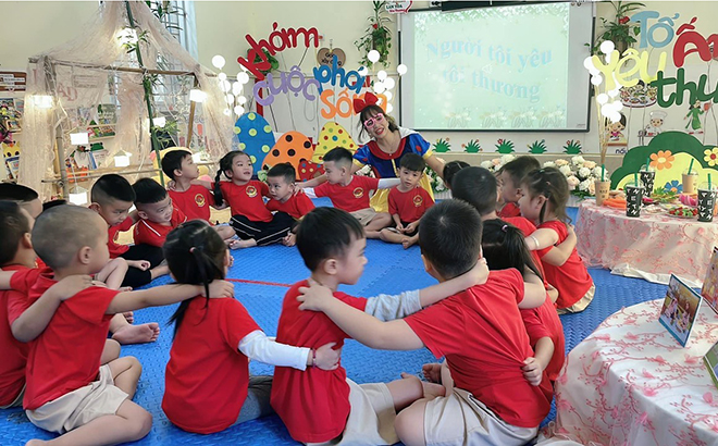 Một giờ học của cô và trò lớp 3 tuổi, Trường Mầm non Nguyễn Phúc, thành phố Yên Bái.