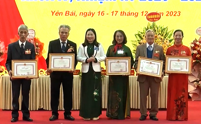 Đồng chí Vũ Thị Hiền Hạnh - Phó Chủ tịch UBND tỉnh trao bằng khen của UBND tỉnh cho 5 cá nhân.