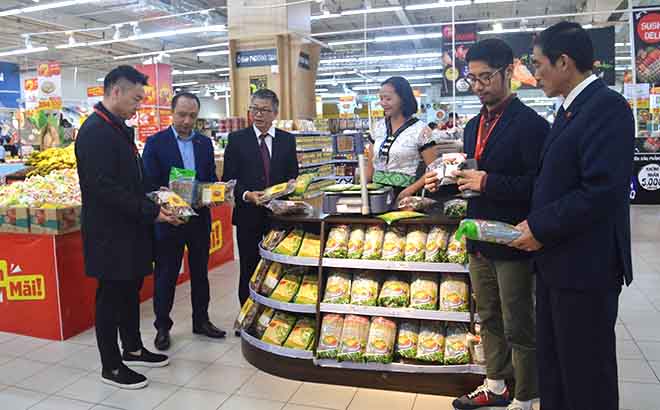 Lãnh đạo Sở Công thương Yên Bái giới thiệu với khách hàng các sản phẩm nông sản của Yên Bái tại siêu thị Big C Thăng Long (Hà Nội).