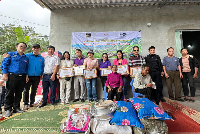 Huyện đoàn Văn Yên khen thưởng đơn vị thiện nguyện và bàn giao nhà tình thương trị giá 60 triệu đồng cho gia đình ông Lý Văn Chấn.