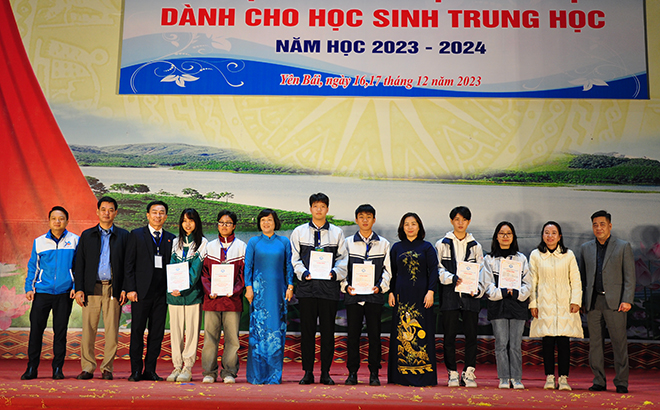Ban tổ chức trao giải cho các dự án đạt giải Nhất Cuộc thi KHKT cấp tỉnh cho các học sinh Trường THPT chuyên Nguyễn Tất Thành và THPT Nguyễn Huệ, thành phố Yên Bái.