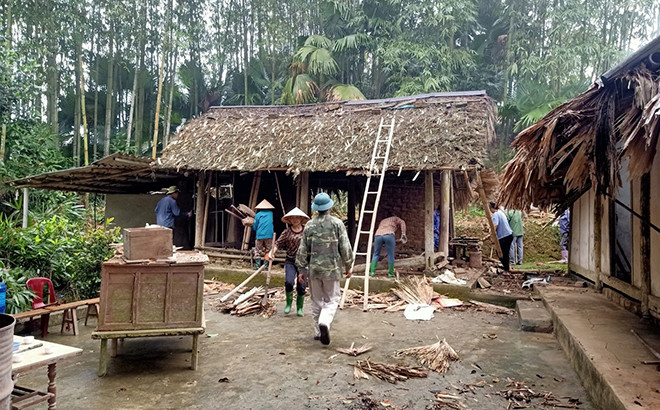 Người dân thành phố Yên Bái giúp hộ nghèo giải phóng mặt bằng để khởi công xây nhà mới.