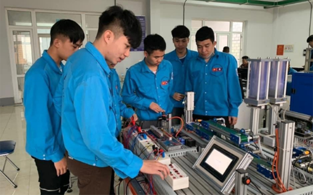 Students of Yen Bai Vocational College during an electronics practice session.