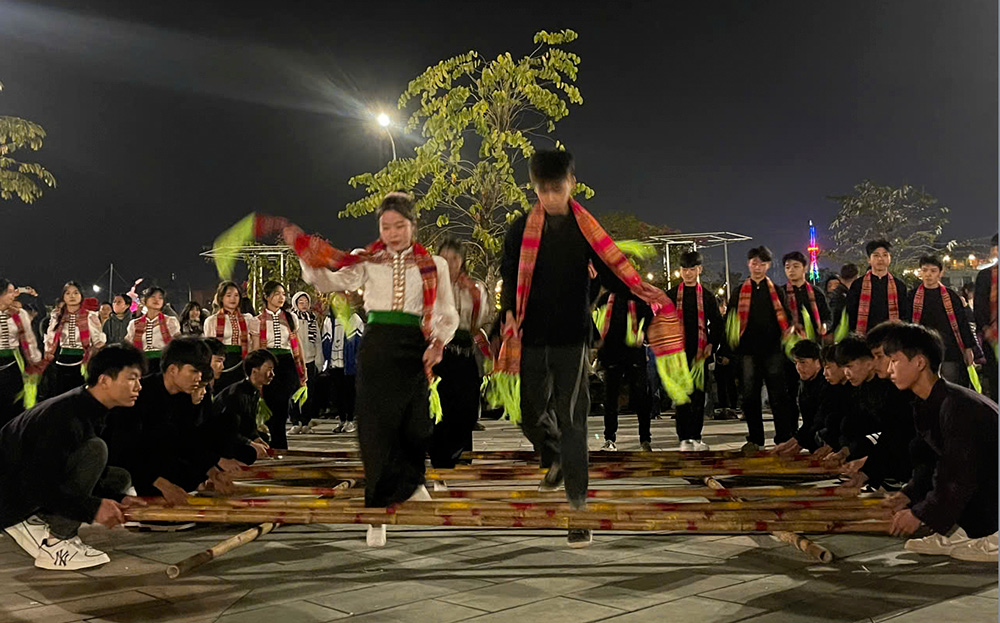 A bamboo dance performance by students in Nghia Lo Town.