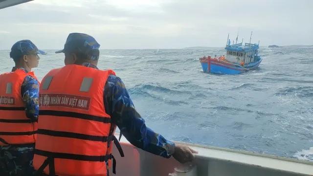 Tàu cá ngư dân bị hỏng máy được tàu Vùng 4 Hải quân lai kéo về cảng