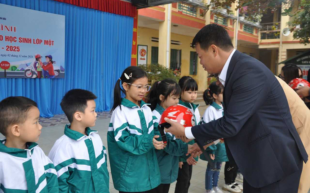 Lãnh đạo Ban An toàn giao thông tỉnh cùng các đơn vị đồng hành trao tặng mũ bảo hiểm đạt chuẩn cho học sinh lớp 1 Trường Tiểu học Kim Đồng, thành phố Yên Bái.