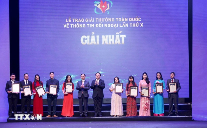 Tập thể tác giả đoạt giải Nhất Giải thưởng Toàn quốc về Thông tin Đối ngoại lần thứ X. Ảnh: Hoài Nam/Vietnam+