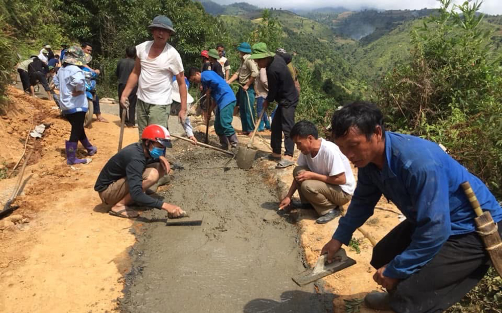 Người dân huyện vùng cao Mù Cang Chải chung sức bê tông hóa các tuyến đường giao thông đặc thù.