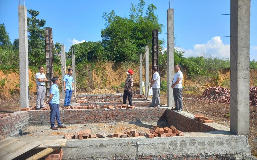 Lãnh đạo xã An Bình, huyện Văn Yên kiểm tra, đôn đốc tiến độ làm nhà ở của nhân dân bị thiệt hại do bão số 3.