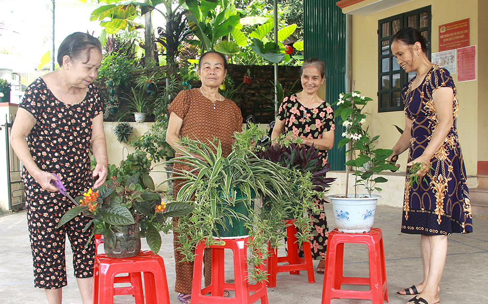 Hội viên người cao tuổi ở tổ 5, phường Đồng Tâm, thành phố Yên Bái tạo không gian sống xanh - sạch - đẹp từ việc tái chế chai nhựa thành những chậu hoa.