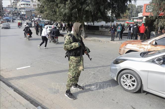 Tay súng phiến quân gác trên đường phố ở Hama, Syria, ngày 6/12/2024. Ảnh: REUTERS/TTXVN