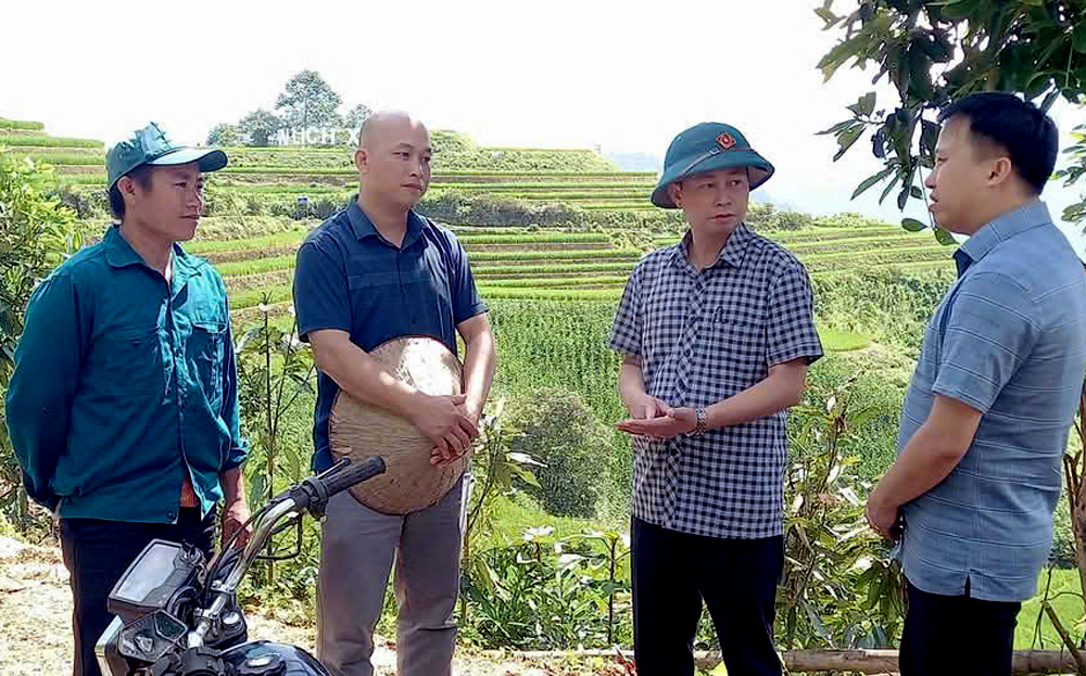 Phó Chủ tịch UBND huyện Văn Yên Lê Thành Hùng (thứ 2 bên phải) trao đổi với người dân về những chính sách đi lao động xuất khẩu.