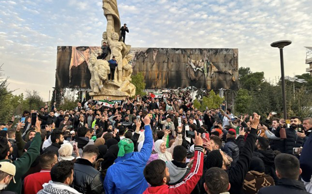 Đám đông ăn mừng trên quảng trường Saadallah al-Jabiri ở Aleppo, Syria, ngày 8/12.