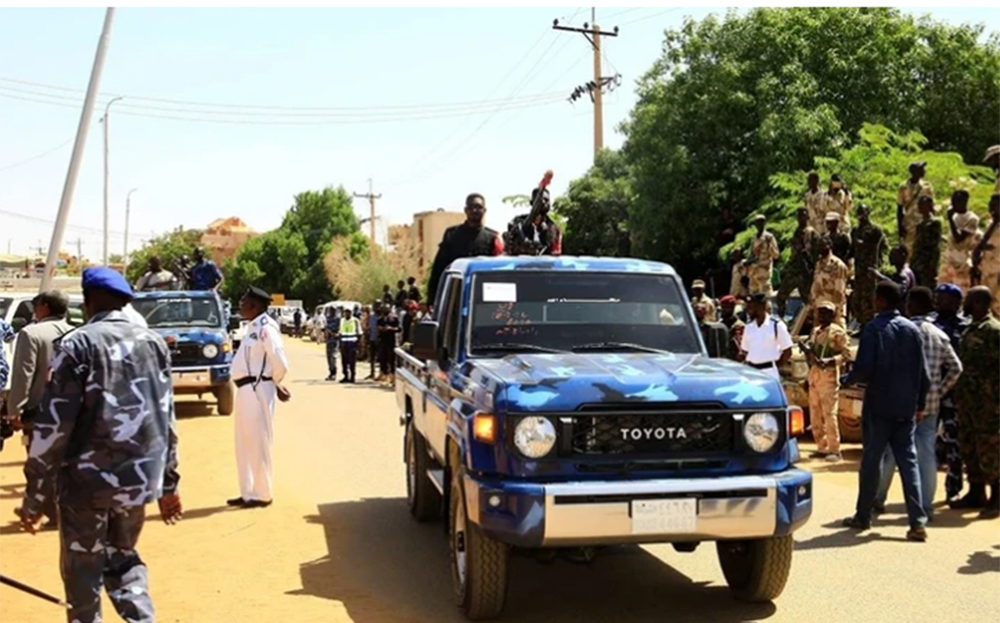 Cảnh sát vũ trang làm nhiệm vụ tại khu vực kiểm soát bởi quân đội Sudan ở Omdurman.