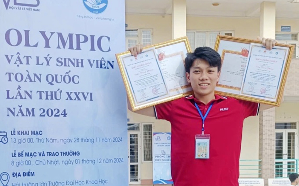 Phong với hai bằng khen giải nhất ở kỳ thi Olympic Vật lý sinh viên toàn quốc 2024. Ảnh: Nhân vật cung cấp