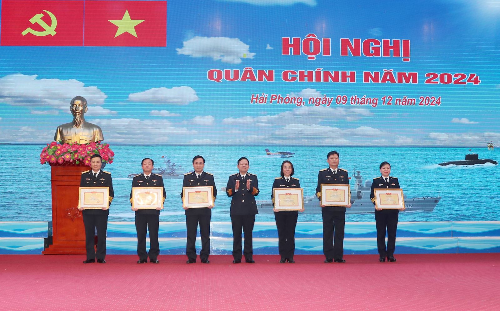 Trung tướng Nguyễn Văn Bổng trao thưởng danh hiệu chiến sĩ thi đua cho các cá nhân.