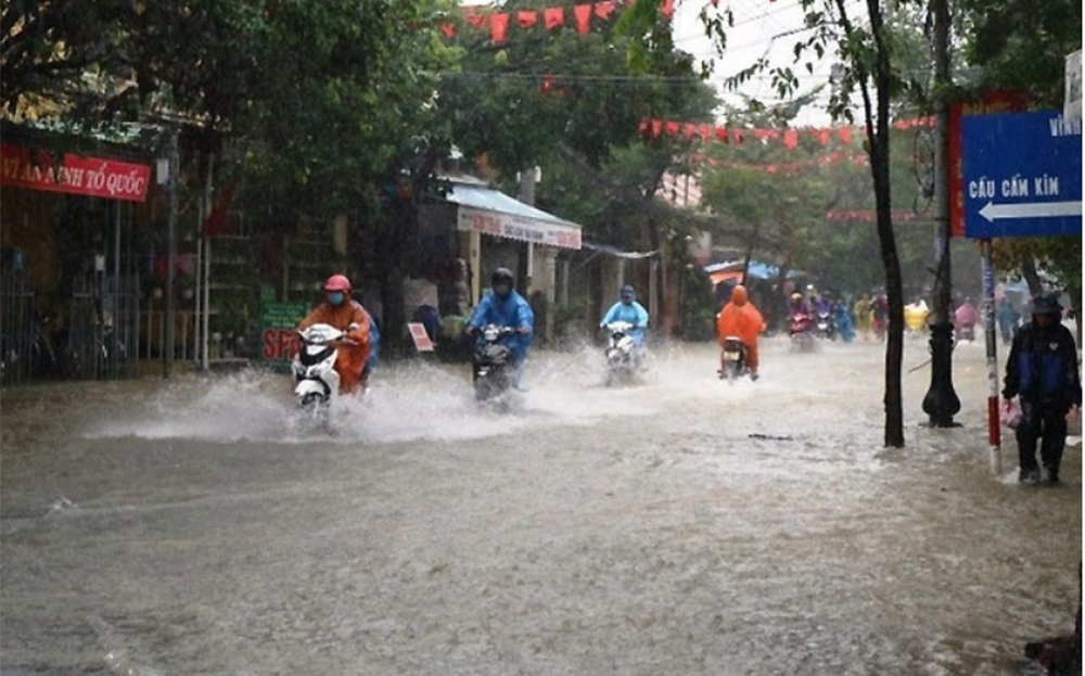 Yêu cầu các tỉnh, thành phố miền Trung và Nam Trung Bộ ứng phó với mưa lớn