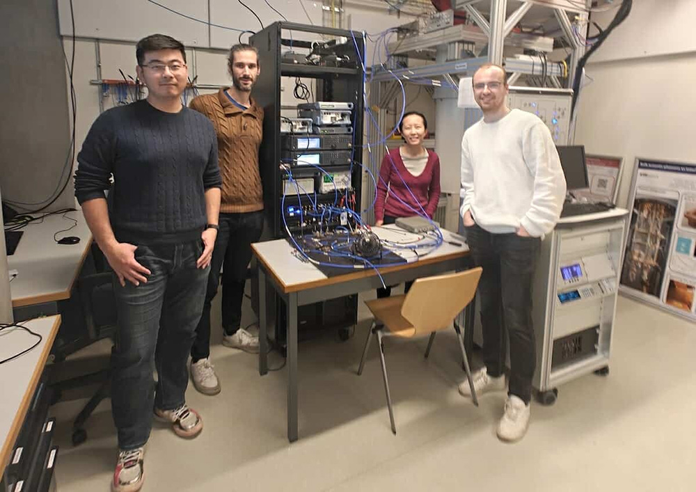 Nhóm nghiên cứu qubit cơ học đến từ ETH Zurich gồm: NCS Dương Dục, Matteo Fadel, GS Trữ Y Văn, Igor Kladar (từ trái sang phải).