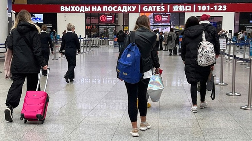 Du khách tại sân bay quốc tế Sheremetyevo của Nga.