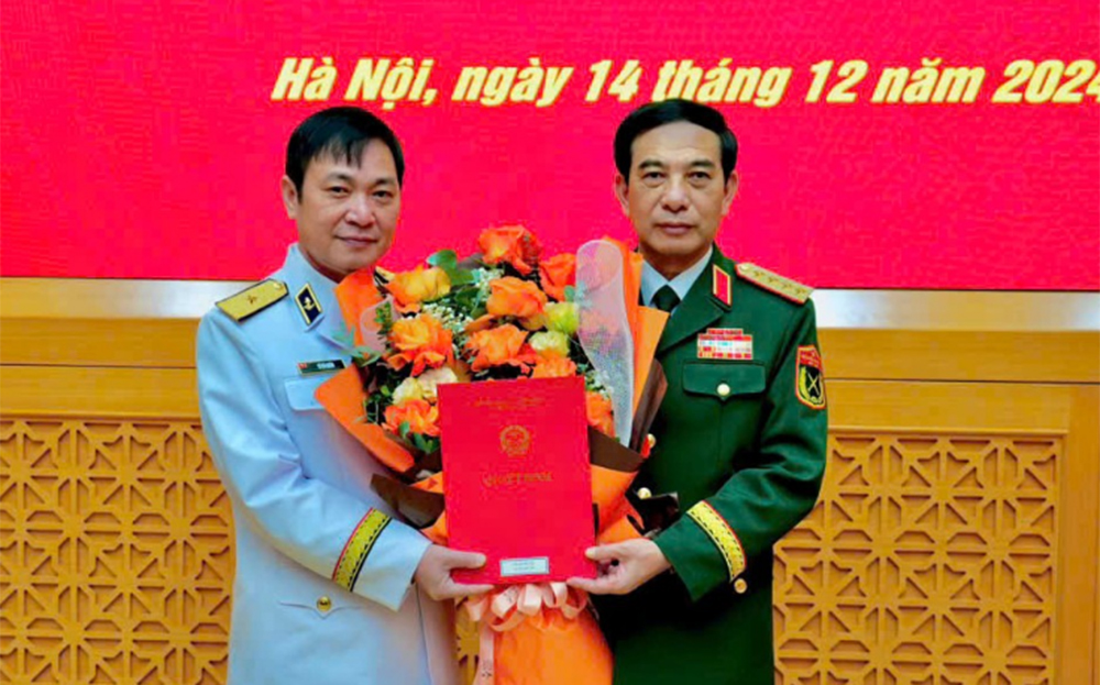 Chiều 14/12/2024 tại Hà Nội, Đại tướng Phan Văn Giang, Ủy viên Bộ Chính trị, Phó Bí thư Quân ủy Trung ương, Bộ trưởng Bộ Quốc phòng trao Quyết định thăng quân hàm cho Chuẩn Đô đốc - Tư lệnh Vùng 2 Hải quân Lê Bá Quân.