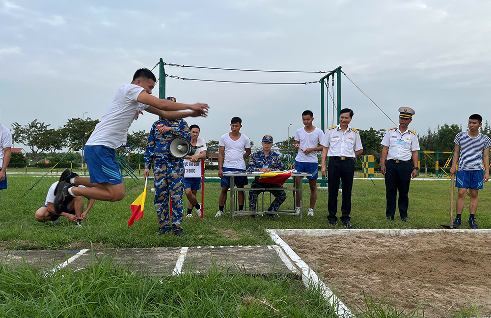 Các chiến sĩ Lữ đoàn thi bật 3 bước chụm chân không đà.