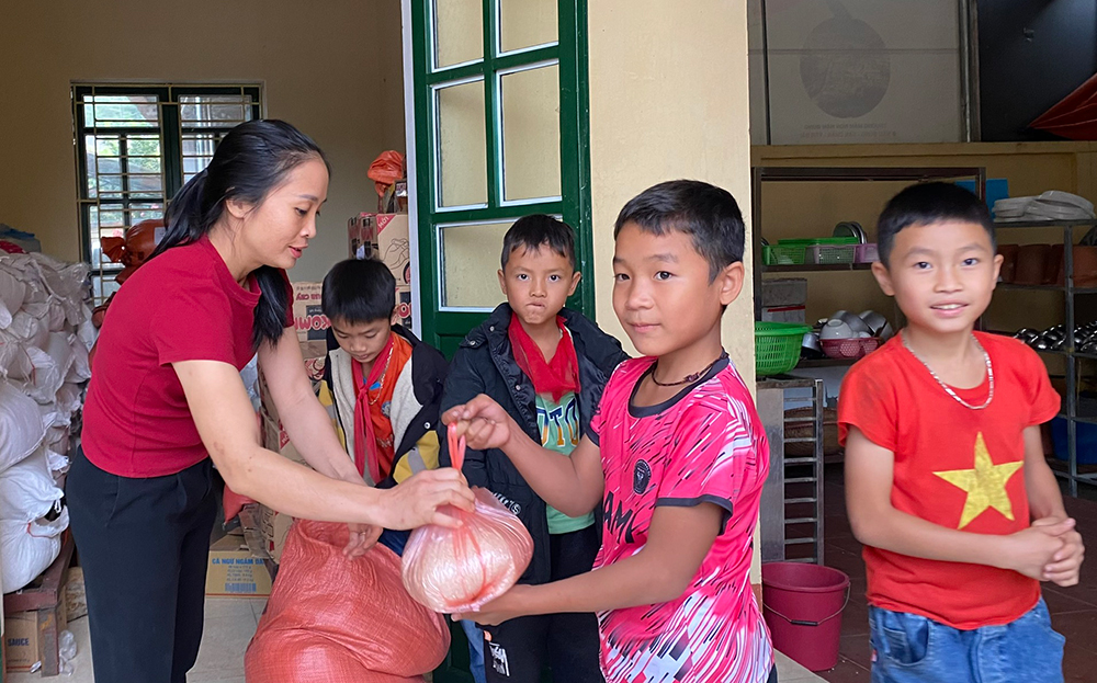 Vào đầu tuần, mỗi em học sinh Trường Phổ thông Dân tộc Bán trú Tiểu học Nậm Búng, huyện Văn Chấn đều tự giác đóng góp 2kg gạo để duy trì học tập bán trú dân nuôi.