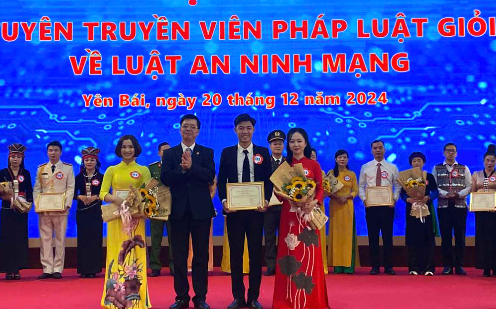 Ban tổ chức Hội thi “Tuyên truyền viên pháp luật giỏi về Luật An ninh mạng” tỉnh năm 2024 trao giải Nhất cho đội thi của thành phố Yên Bái.