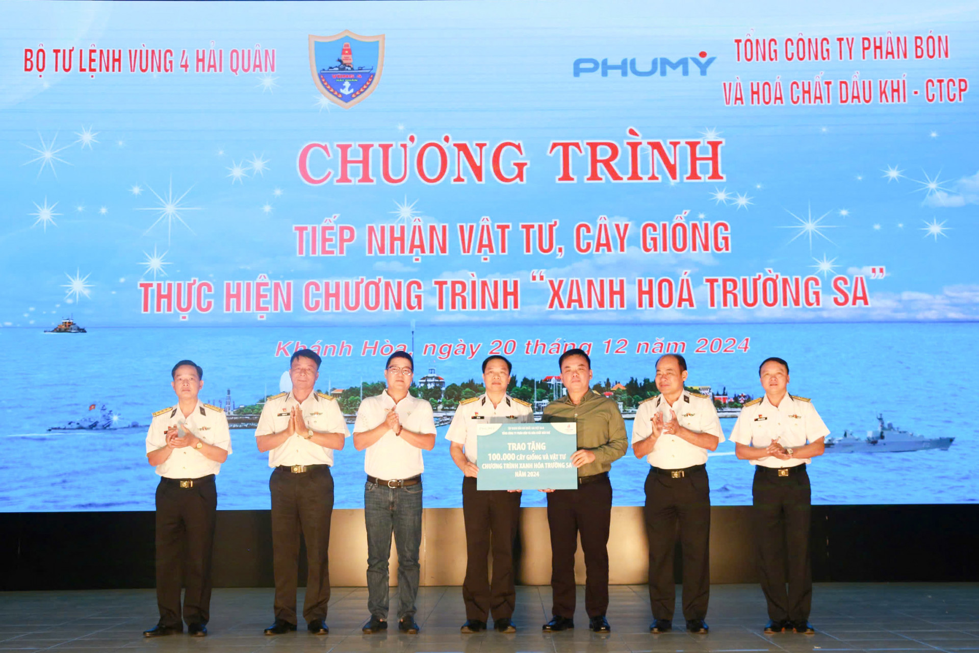 Tổng công ty Phân bón và Hóa chất Dầu khí - CTCP trao biểu trưng hỗ trợ cây giống cho Bộ Tư lệnh Vùng 4 Hải quân.