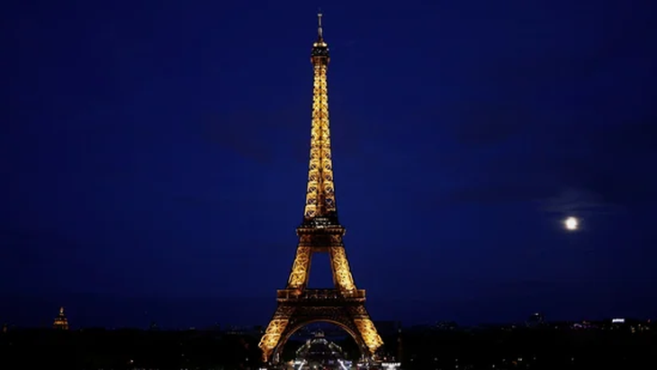 Tháp Eiffel đón trung bình 15.000 - 25.000 du khách mỗi ngày - Ảnh: REUTERS