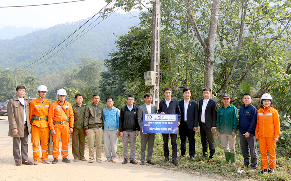 Lãnh đạo Công ty Điện lực Yên Bái trao biển công trình 