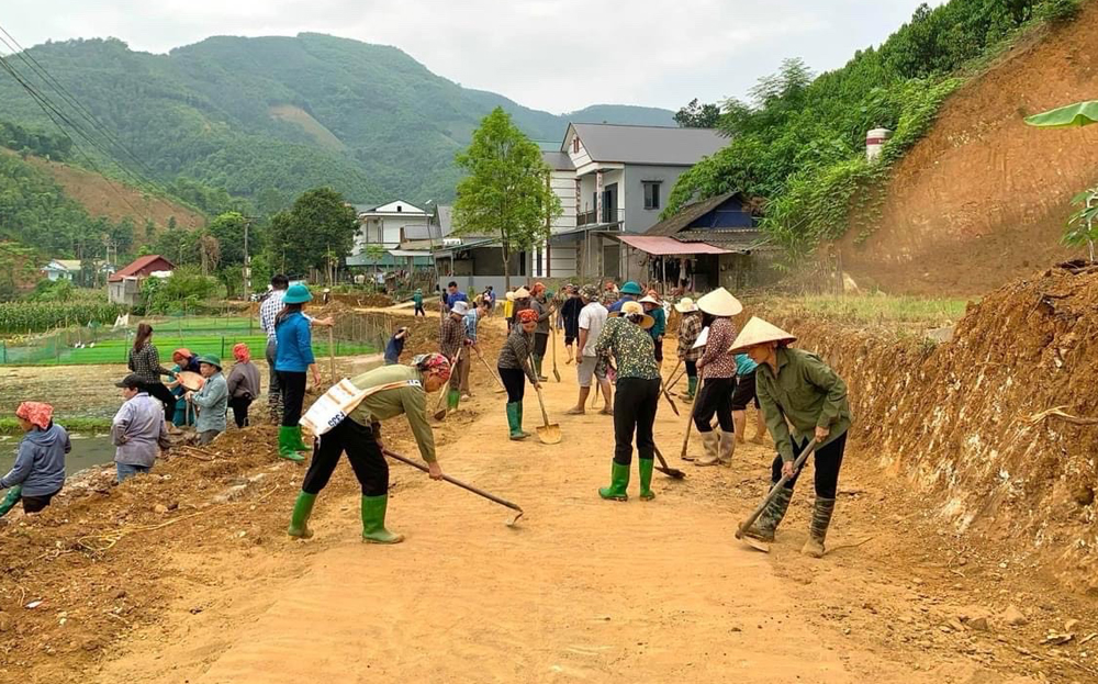 Nhân dân huyện Văn Yên chung sức làm đường giao thông nông thôn.