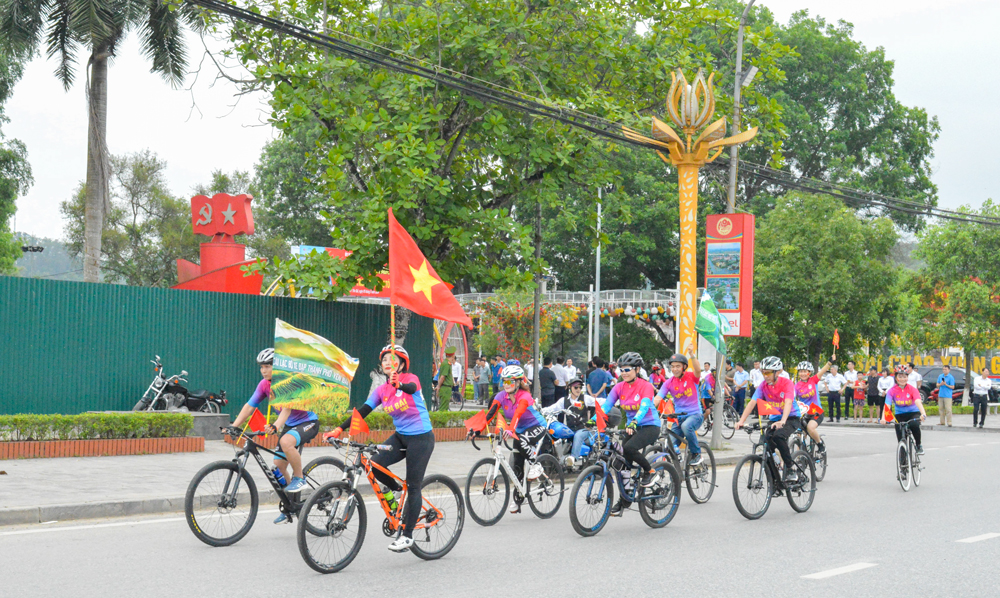 Câu lạc bộ Xe đạp thành phố Yên Bái tham gia Ngày hội đạp xe diễu hành với chủ đề “Hành trình kết nối - Điện Biên trong trái tim tôi” nhân kỷ niệm 70 năm Chiến thắng Điện Biên Phủ.