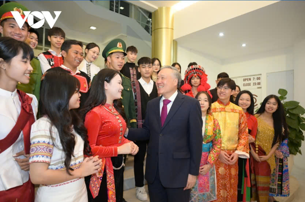 Phó Thủ tướng Thường trực Chính phủ Nguyễn Hòa Bình trao đổi với các học sinh, sinh viên, thanh niên dân tộc thiểu số tiêu biểu trước lễ tuyên dương.