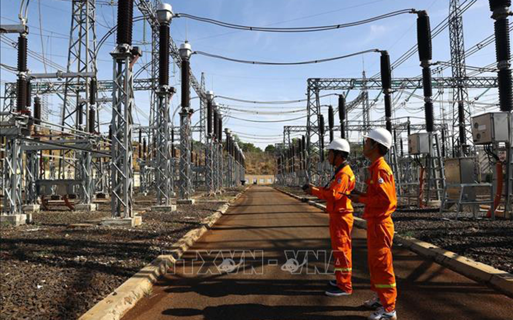 Công nhân truyền tải điện Gia Lai soi phát nhiệt tại TBA 500kV Pleiku 2.